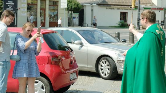Święcenie samochodów na parkingu przed Archikatedrą Lubelską