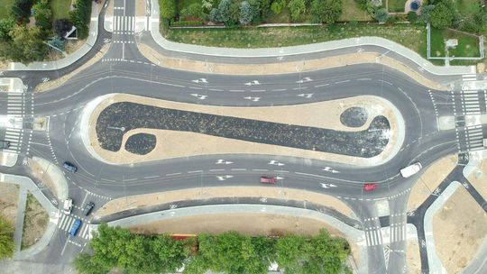 Nietypowe skrzyżowanie w kształcie biszkopta gotowe