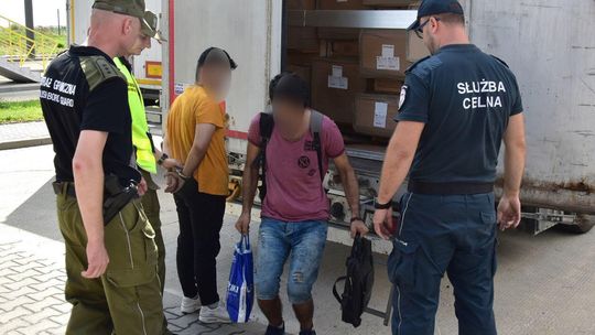 Nielegalni imigranci na przejściu granicznym