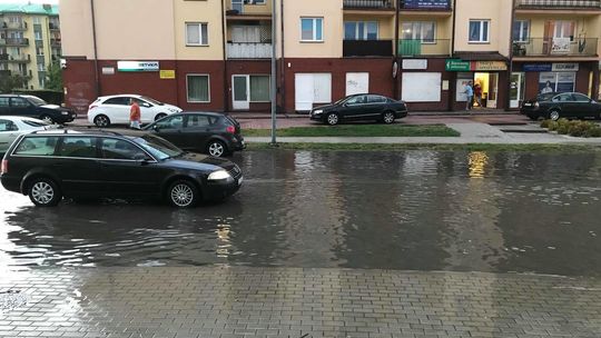 Zalane ulice po burzy w Białej Podlaskiej