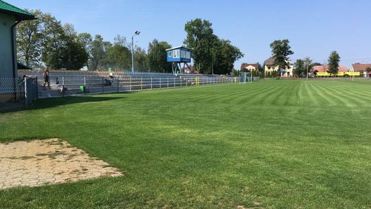 Kibice reperują trybuny stadionu