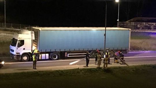 Ciężarówką uszkodził przydrożny słup