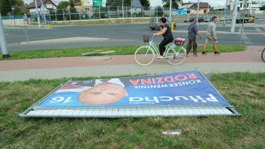 Poprzewracane plakaty wyborcze w Lublinie