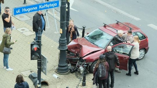 Uderzył w słup na roku ul. Kołłątaja i Krakowskiego Przedmieścia