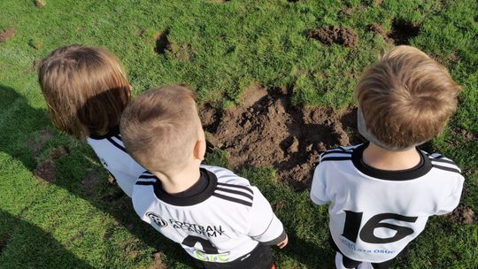 Zniszczone boisko w Dąbrowicy
