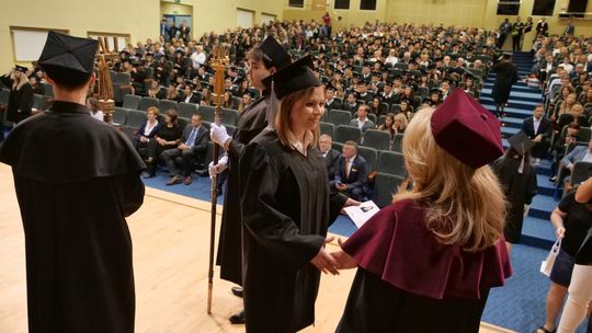 Uroczystość wręczenia dyplomów lekarzom stomatologom Uroczystość wręczenia dyplomów lekarzom stomatologom