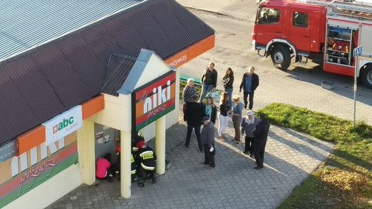 Łapa szczeniaka utknęła pod ciężkimi drzwiami