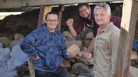 Wykopaliska odkrywające dawny piec do wypalania cegieł 