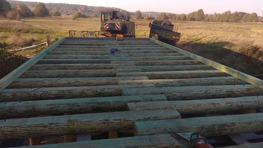 Lubelskie: Żołnierze budują nowy most na Wieprzu Lubelskie: Żołnierze budują nowy most na Wieprzu