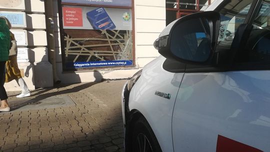 Wjechał wypożyczonym samochodem w księgarnię w centrum Lublina