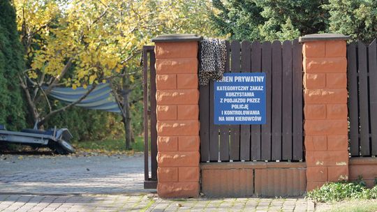 Tabliczka na posesji pod Lublinem. Właściciel zakazuje kontroli policyjnych na podjeździe