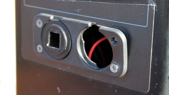 Wandale wyrwali gniazda ładowania telefonów Wandale wyrwali gniazda ładowania telefonów