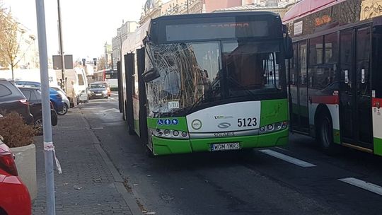 Cofając uderzył w autobus na Krakowskim Przedmieściu w Lublinie