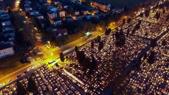 Cmentarz przy ul. Walecznych w świątecznej iluminacji Cmentarz przy ul. Walecznych w świątecznej iluminacji