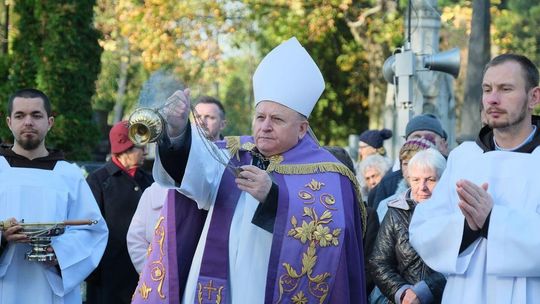Procesja żałobna na cmentarzu przy ul. Lipowej
