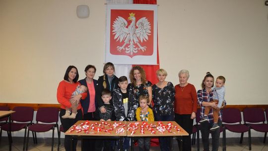 Uczestnicy warsztatów kotylionowych w Krasnobrodzie