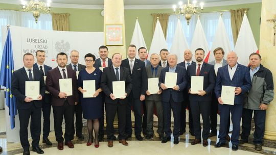 Wojewoda Przemysław Czarnek przekazał samorzadowcom dofinansowanie na budowę dróg