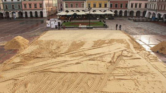 Ruszyły prace przy budowie lodowiska na rynku w Zamościu