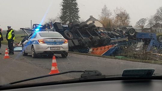 Wypadek na DK12. Ciężarówka wypadła z drogi