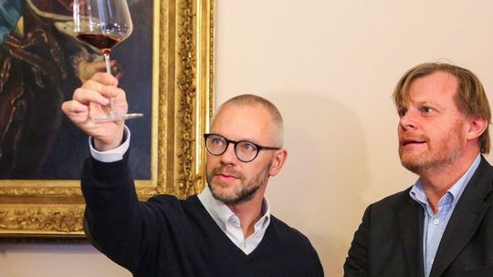 Spróbowali 100-letnich win znalezionych w muzeum w Kozłówce