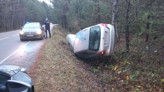 Uciekający złodziej telefonów wjechał w drzewo Uciekający złodziej telefonów wjechał w drzewo