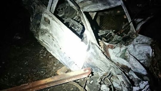 Uderzyli samochodem w drzewo. Po chwili Opel zapalił się Uderzyli samochodem w drzewo. Po chwili Opel zapalił się