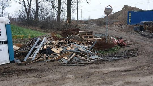 Śmieci na budowie wiaduktu w Czesławicach