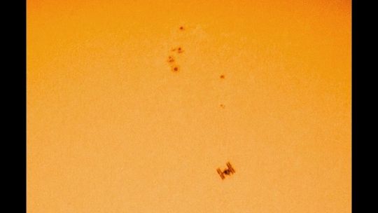 Stacja kosmiczna ISS na tle Słońca