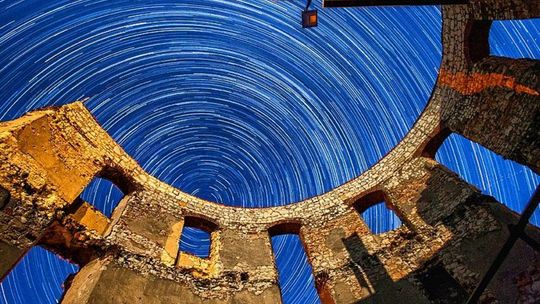 Pozorny ruch gwiazd, zamek w Janowcu