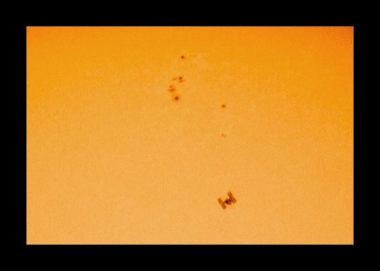 Stacja kosmiczna ISS na tle Słońca