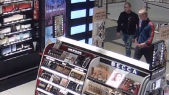 Policjanci szukają tych mężczyzn