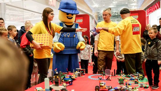 Rebuild the world, ubieranie choinki Lego w Skende Shopping 