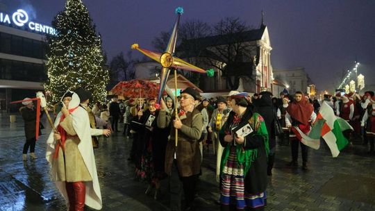 Kolędowanie w szopce i korowód kolędników