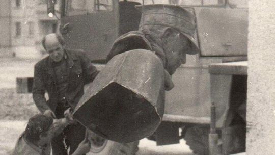 Ustawianie pomnika gen. Władysława Sikorskiego