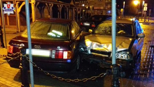 16-latek za kierownicą - uszkodzone dwa pojazdy i znak drogowy