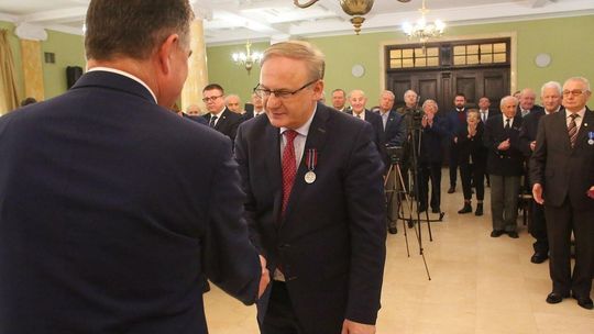 Medale dla kombatantów, minister Jan Józef Kasprzyk