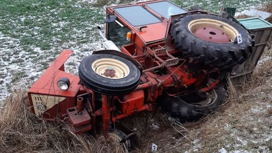 Lubelskie: Wpadł w poślizg ciągnikiem i wjechał do rowu