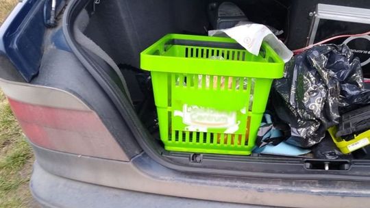 Uciekali BMW. Wcześniej okradli dwa sklepy