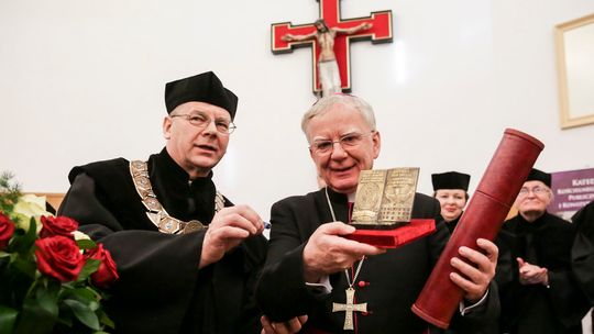 Wręczenie Nagrody im. Stefana Kardynała Wyszyńskiego dla abp prof. Marka Jędraszewskiego.