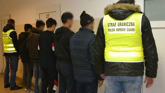 Nielegalni imigranci ukryci w naczepie tira