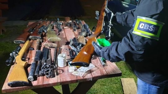 Zmasowana akcja CBŚP wymierzona w rynek nielegalnego handlu bronią
