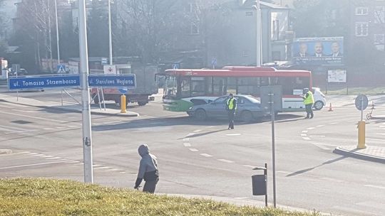 Autobus MPK zderzył się z samochodem na ul. Węglarza