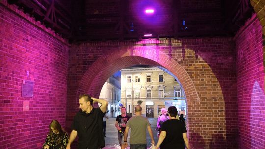 Oświetlenie Bramy Krakowskiej podczas Carnavalu Sztukmistrzów