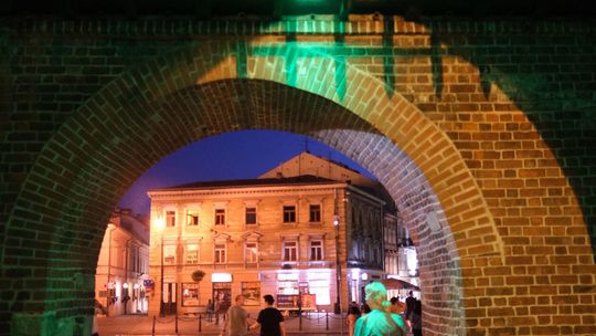 Oświetlenie Bramy Krakowskiej podczas Carnavalu Sztukmistrzów