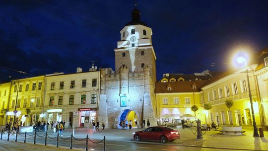 Oświetlenie Bramy Krakowskiej podczas Carnavalu Sztukmistrzów