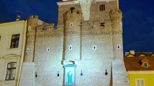 Oświetlenie Bramy Krakowskiej podczas Carnavalu Sztukmistrzów