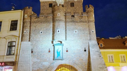 Oświetlenie Bramy Krakowskiej podczas Carnavalu Sztukmistrzów