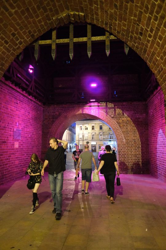 Oświetlenie Bramy Krakowskiej podczas Carnavalu Sztukmistrzów