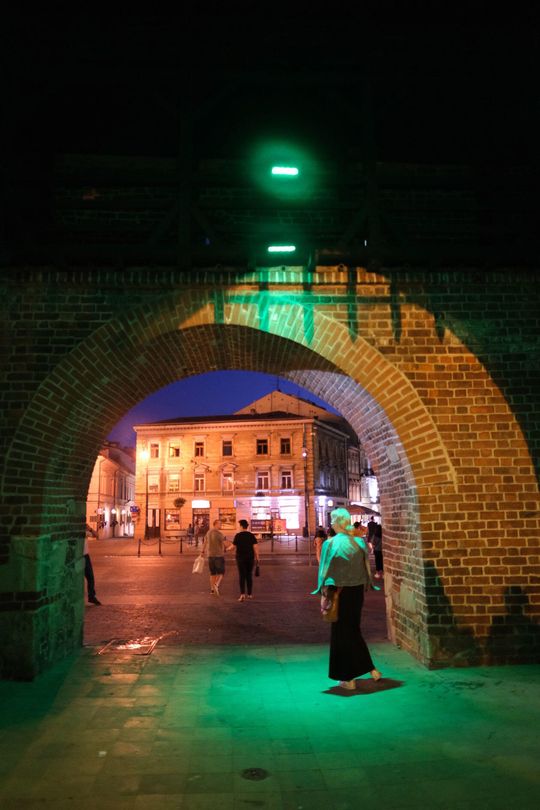 Oświetlenie Bramy Krakowskiej podczas Carnavalu Sztukmistrzów