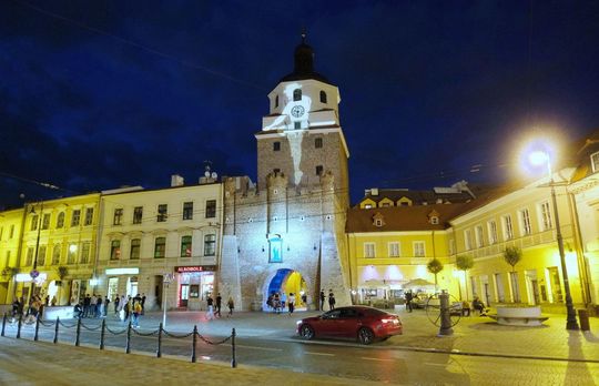 Oświetlenie Bramy Krakowskiej podczas Carnavalu Sztukmistrzów